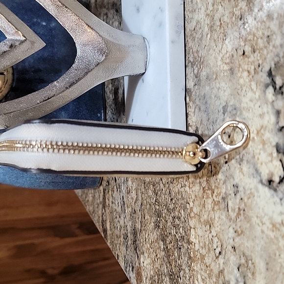 Coach LIKE NEW Long Zip Around Wallet In Signature Canvas - Picture 6 of 8